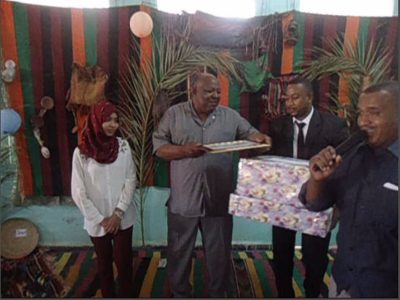 تكريم مريم شاهيناز لحصولها على اكبر معدل بالمقاطعة الادارية عين صالح